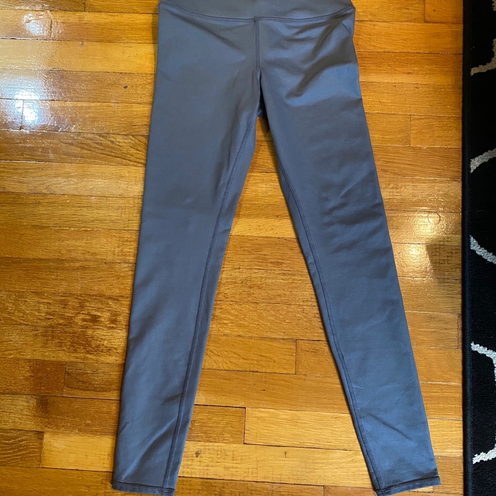 Alo brand high waisted leggings. Silver/gray color